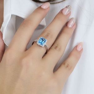 Ladies Blue Topaz Ring with Diamonds💍💎 Size 5. New in box.🎁
